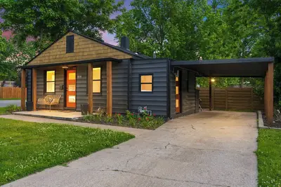 Image de Kings, Kitchens & Comfort In Modern Cedar Home