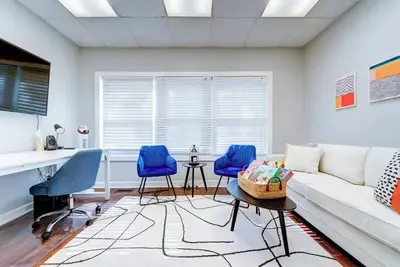Image de 1 Block from Yale. Premium Wfh amenities, coffee bar, In-unit W\/D. 1000+ sq ft