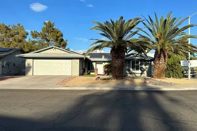 Cosy 3-bedroom Getaway with Pool - 12 min from Strip