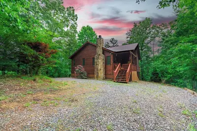 Image de Rick's Retreat - Firepit, Ping-Pong & Hot Tub!