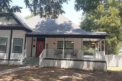 Spacious 100yo Farmhouse with Modern Amenities