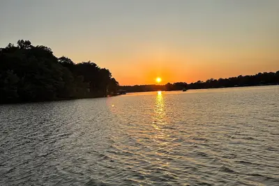 Image de Welcome to Hummingbird Haven- A new lakefront home with amazing sunset views