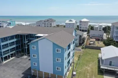 Image de Welcome to Bikini Bottom enjoy the ocean or pool. 1 block to beach.