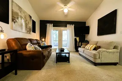 Private Condo + pool access - close to Owa waterpark, sportsplex & Gulf beaches