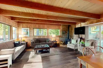 Image de Fernwood | Vintage cabin in Shaver Lake with peek-a-boo mtn & lake views