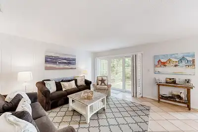 Image de 2-story condo with on-site pool, private patio, & W/D - near beach/golf