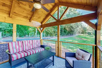 Image de Scenic cabin w/ private hot tub, amazing views, & covered porch. Nearby Skiing