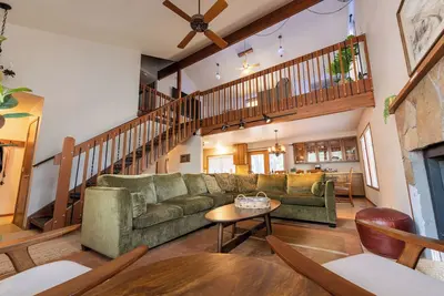 Image de Walk to food/shops and Sharc, 10 Passes, A/C, 3 King Beds, Pool Table