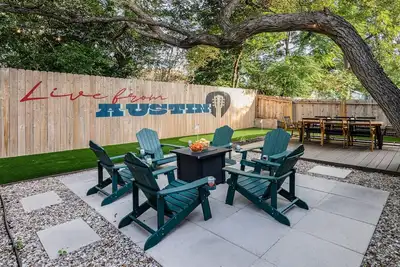 Image de 4br for groups: speakeasy game room, hot tub, premium sleep