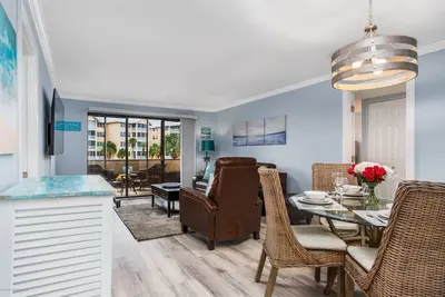 Image de Fully Renovated on the Bay, Heated Pool, Tennis, Fishing, Screened Balcony