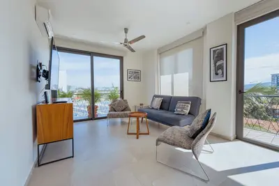 Image de Porto Santo beautiful 1 bedroom flex, king bed+sofa bed steps from playa de oro.