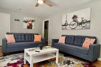 Image de Specious home near Hpu and furniture market
