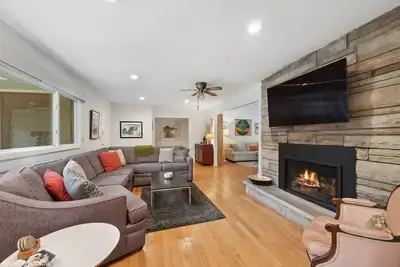 Image de Beautiful home two blocks from the Lake Michigan shoreline. Perfect for large or multiple families.