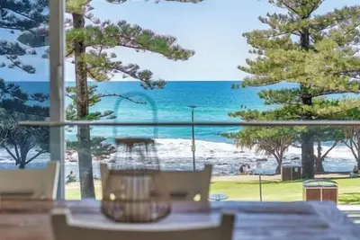 Image de Welcome to Burleigh Beach Haven – a dreamy coastal escape where each sunrise brings a breathtaking start to your day. Designed to capture uninterrupted ocean views, this light-filled retreat offers a front-row seat to nature’s ever-changing beauty.