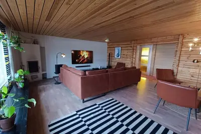 Image de Cozy lodge surrounded by lake