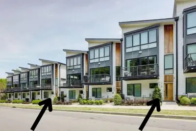 Image de 2 Units w/ 14 Beds! Fun Garages & 10 to Downtown!