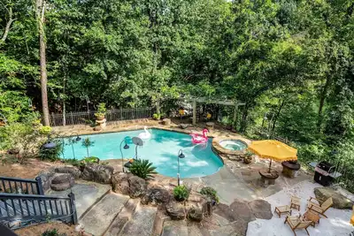 Image de 5 Br - Lake Tuscaloosa - 9 acres w/ pool