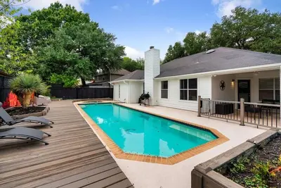 Image de High End Design Home with Pool & Hot Tub Gameroom