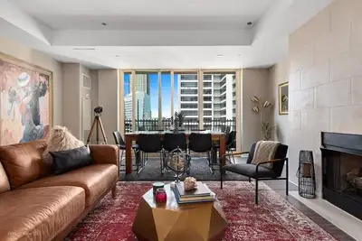 Image de Lake View Penthouse: Top Amenities, Unit Laundry