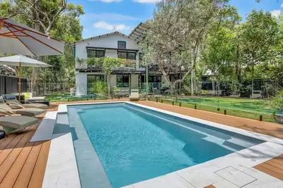 Image de 9 Naiad Court - Rainbow Shores. Pool. Walk to beach.