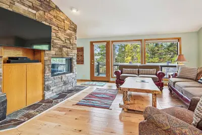 Image de 45 Oregon Loop-Sunriver, Oregon: Hot Tub, Bbq, WiFi, Sharc Aquatics, Tubing Hill, Mt. Bachelor, Golf, Deschutes River, Tennis, Bike Paths