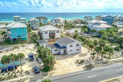 Image de Spacious 8 bedroom, 4 bath Home/Sleeps up to 22! Private Pool!