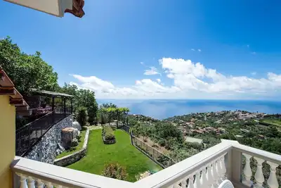 Image de Rentals in Italy - Villa Tortuga on Sorrento hillside with pool and sea view.