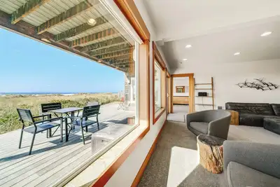 Image de Oceanfront Getaway Mca#1236-Gorgeous duplex home right on the beach. Dogs ok.