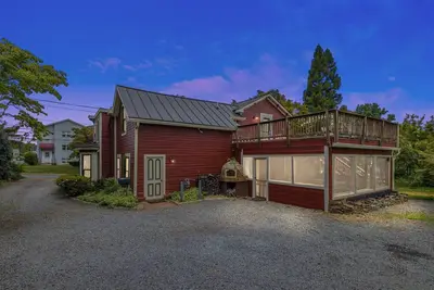 Image de Stylish large home downtown! Beautiful kitchen! Arcade and games!