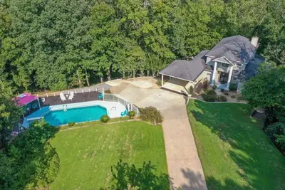 Image de Doodle Days at Lake Jordan Sleeps 18 with a Pool! \n