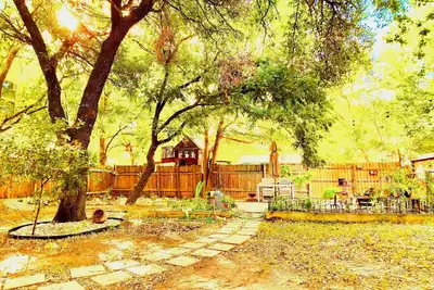 Image de Cozy cabin in Southeast Austin; located between the airport and downtown Austin