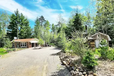 Image de Cozy cabin on 5 acres of wooded land!