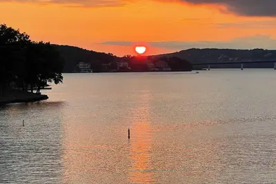 Image de Luxe Lakefront, King & Queen Bed Suites, Sunset, Pools, Boat Slip, 1, 786 sqft!