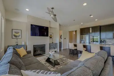 Image de Patios & Mountain Views at Modern Scottsdale Condo