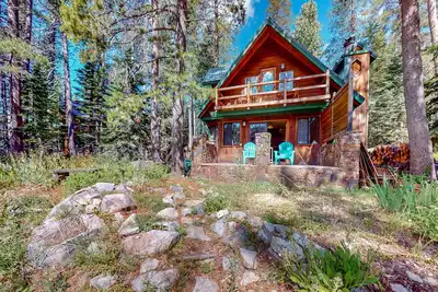 Image de Riverfront dog-friendly retreat with a rustic flair & wood stove, near skiing