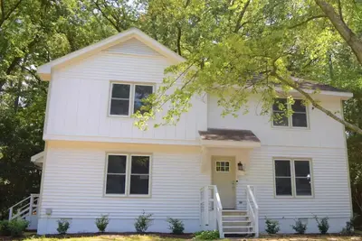 Image de Newly Remodeled 2 Br Townhome\n