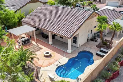 Image de Amazing Pool home with outdoor kitchen, firepit, and waterfall Close 2 Casinos!