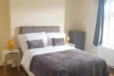 Image de 2 Bedroom Flat 2 Min Walk to Station & Town Centre