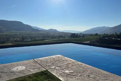 Image de Oliver Oasis, Merlot - Vineyard home with great pool, hot tub & views for days!