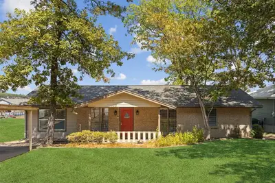 Peaceful +Inviting Family Lakefront Home