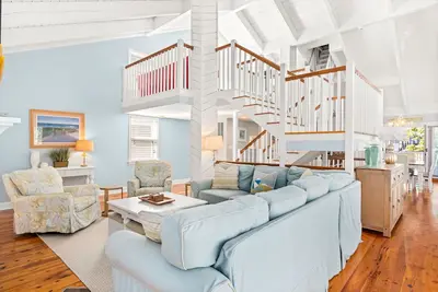 Image de Location! ! Beautiful 4br/3. 5ba- One block to beach and steps to town!