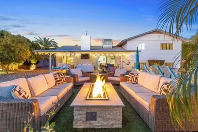Image de 🌴2 King Suites, Huge Heated Pool& Spa, 8 Min To Old Town, 2 Living Rooms, Firepit