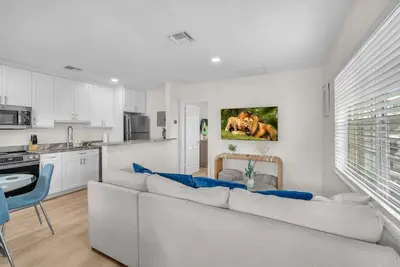 Image de Sea Mist is a cozy coastal retreat one block from the beach. \n\n\n\n