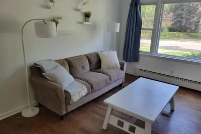 Image de Beautiful, Newly-Updated Madison Apartment