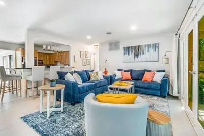 Image de Bay Breezes is a waterfront home in a gated community minutes from the beach.