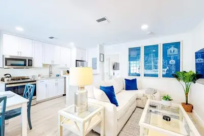 Image de Cozy Coral is a cozy coastal retreat one block from the beach.