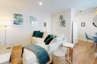 Image de Emerald Sea is a cozy coastal retreat one block from the beach. \n
