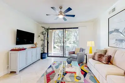 Image de Bright Dog Friendly condo with inviting patio, washer/dryer on a Golf Course