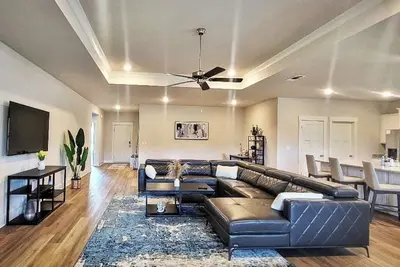 Image de Spacious 4 Br House w/Lakeview Close to Beaches