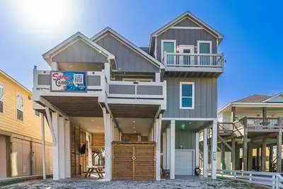 Image de Kid Friendly Backyard, Hot Tub and Tiki Bar
